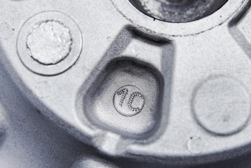 MARK420 - DMC Lasermarkierung | Alpine Metal Tech | Automotive | NUMTEC
