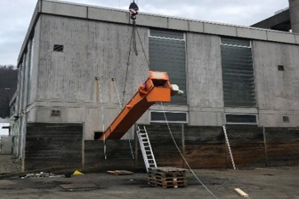 The new AMAKON Drag Chain Conveyor at the site