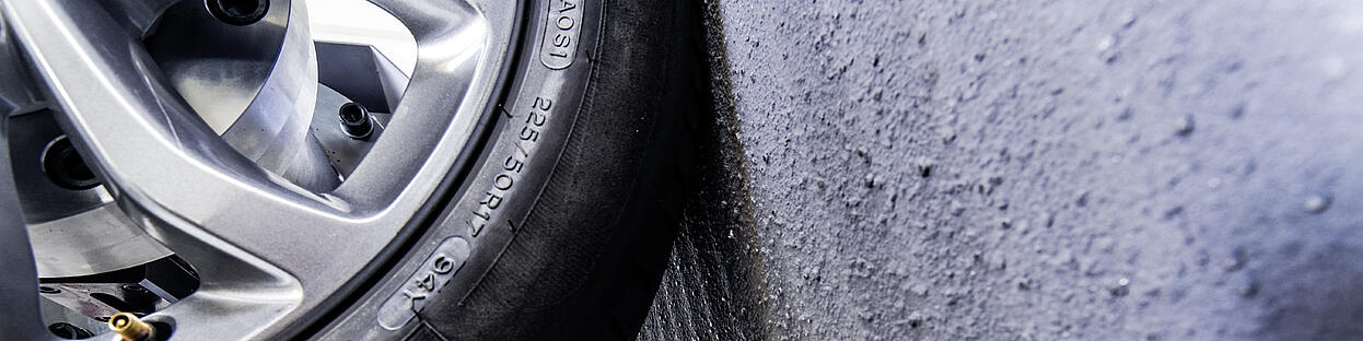 Autoreifens mit Felge bei Radprüfung