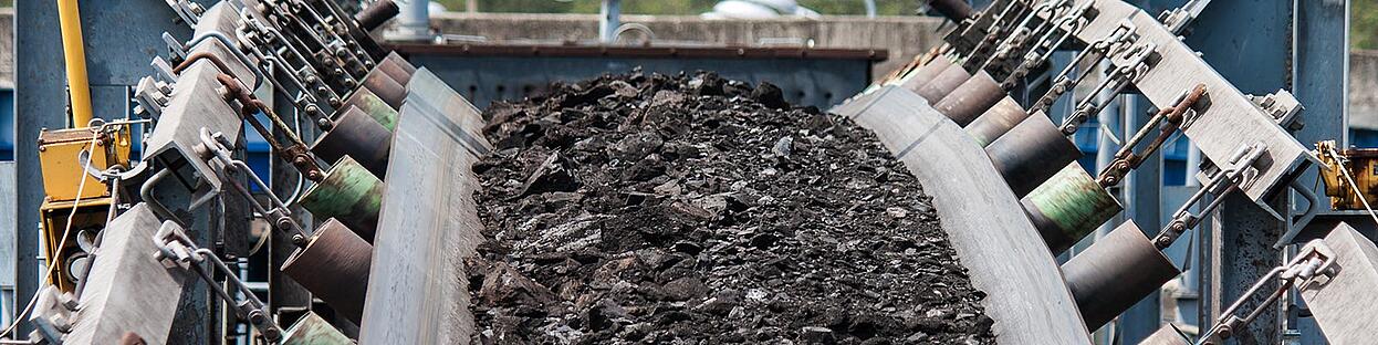 Alpine Metal Tech Fördertechnologie für Schüttgut Förderband mit Schüttgut