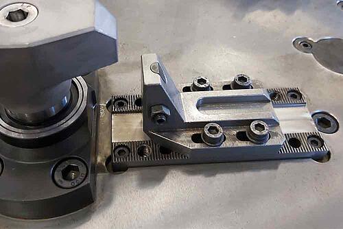 Spanntechnik OP1 | CS111 - Modular Finger Chuck | Alpine Metal Tech | Automotive | INTERMATO INTERMATO Workholding OP1 CS111 Modular Finger Chuck – clamping finger and wheel support