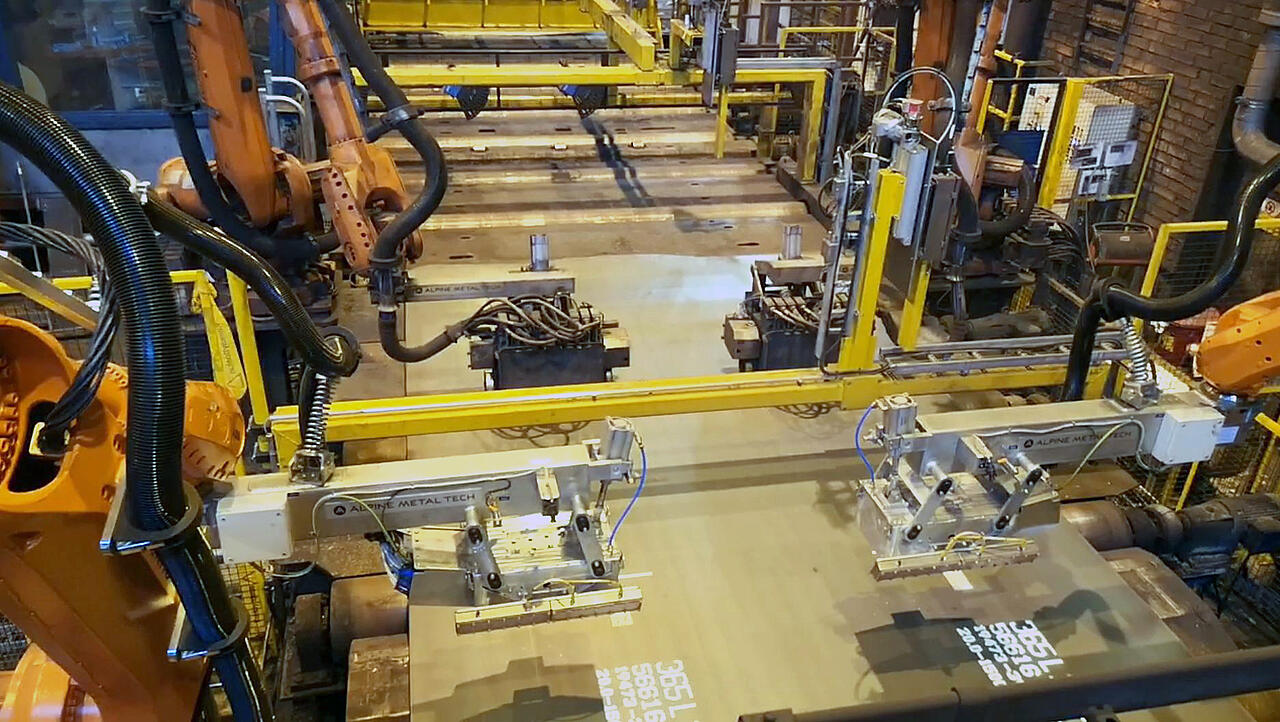 [Translate to Englisch:] Steel Industry Plate Marking Robot