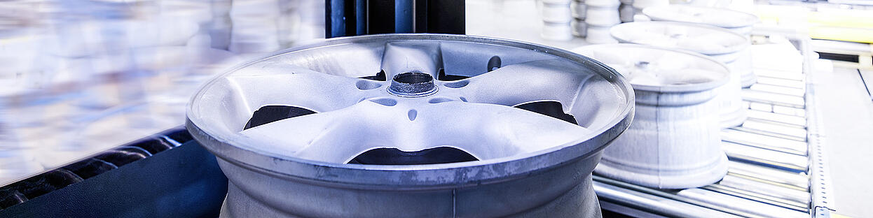 NUMTEC Produktion von Aluminiumfelgen Gegossene Aluminiumfelge auf Förderband